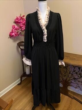 Elegant black maxi dress with leopard ruffle trim